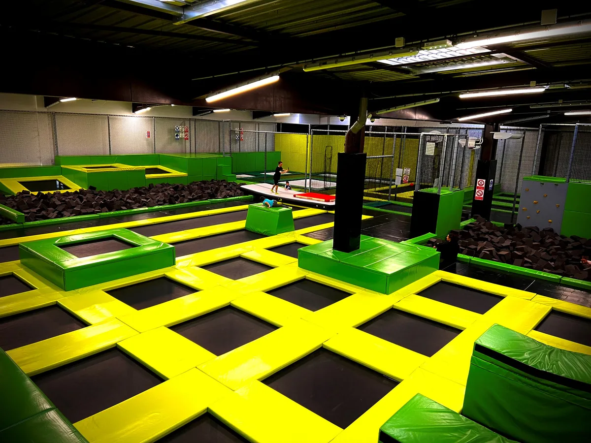 Vue d’ensemble des trampolines et des modules du Positive Jump Trampoline Park à Pau