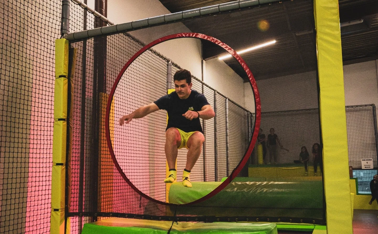Jumper franchissant l’anneau rouge au-dessus des trampolines