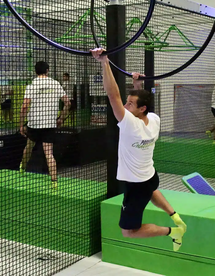 Sauteur en plein vol au-dessus des trampolines du Positive Jump