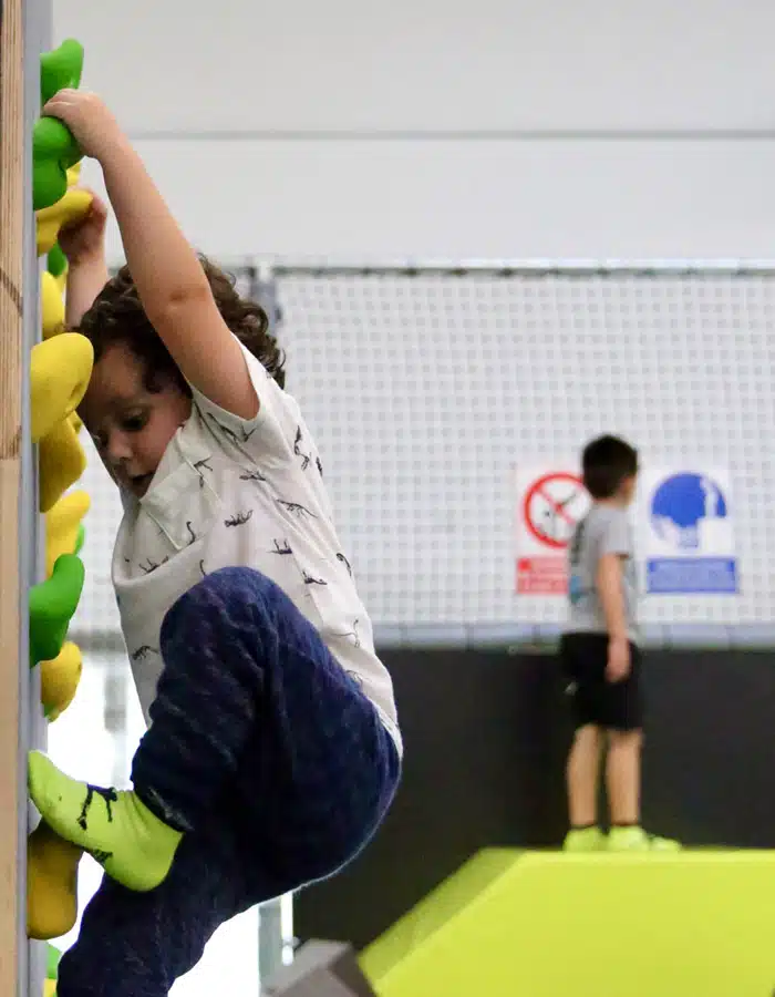Enfants jouant dans les modules du Positive Kids Mini Park