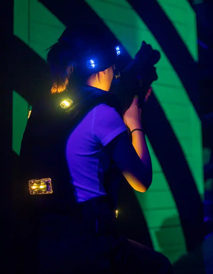 Joueur en action dans l'arène du Positive Laser Game
