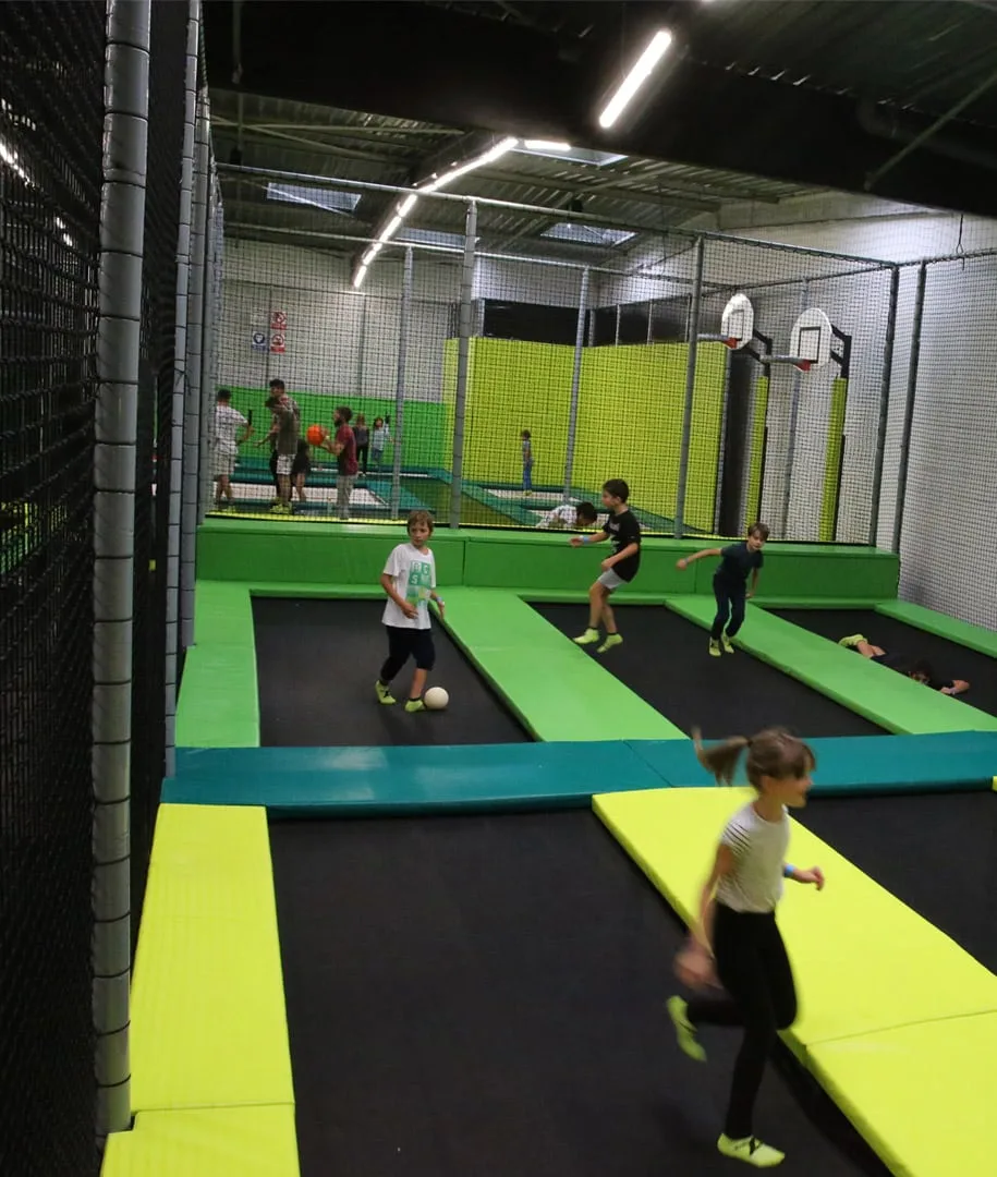 Vue d’ensemble du terrain de Dodgeball, enfants en jeu sur les trampolines