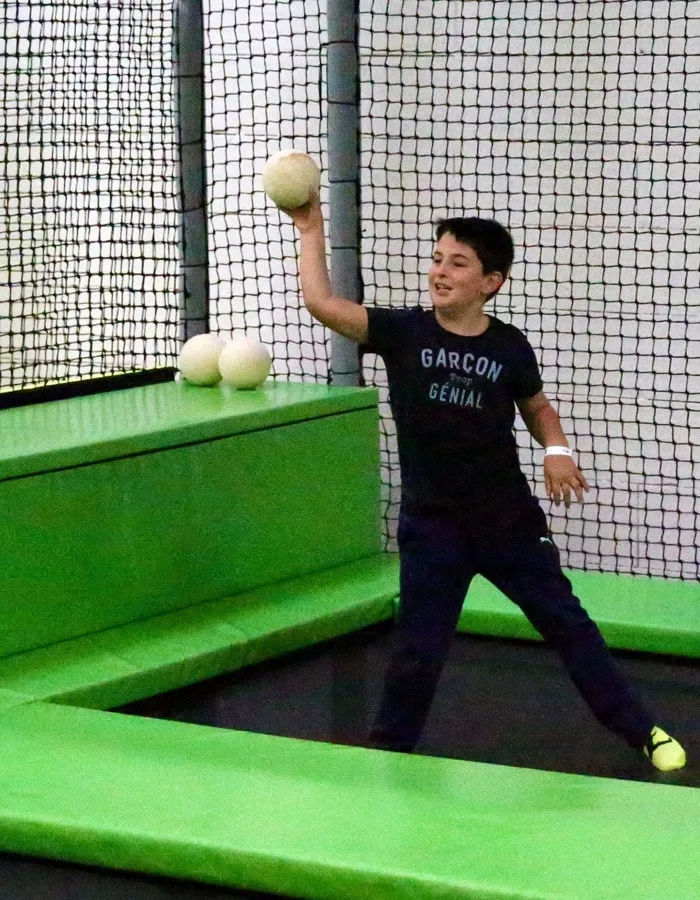 Jeune joueur s’apprêtant à lancer la balle, bras armé