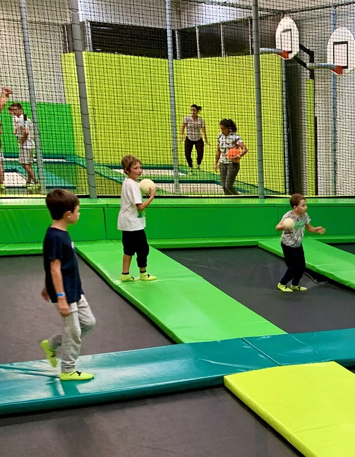 Joueurs répartis de part et d’autre du terrain de trampolines