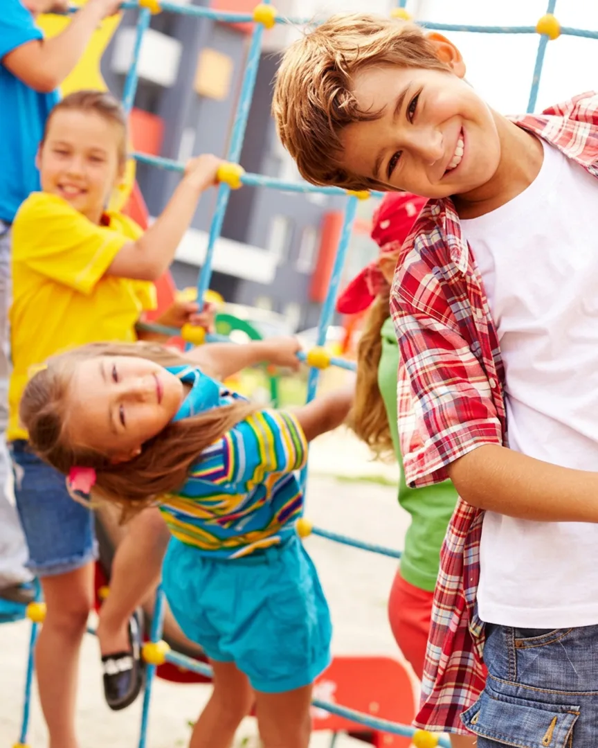 Enfants riant dans une structure de jeux lors d’une sortie scolaire