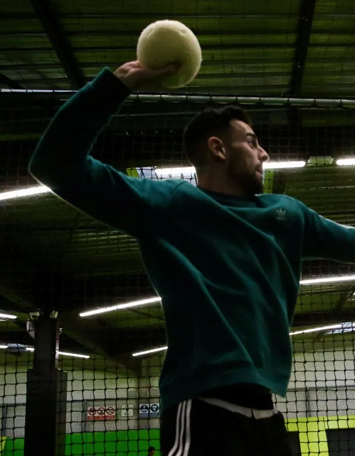 Joueur s’apprêtant à lancer un ballon dans la cage de dodgeball