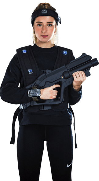 Joueuse équipée du bandeau, du gilet à capteurs et du blaster Falcon F2