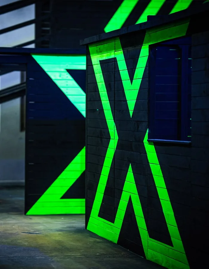 Cloisons du labyrinthe peintes de chevrons fluorescents