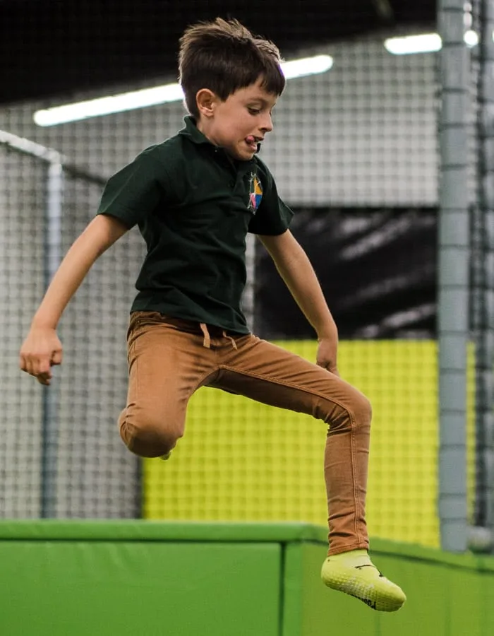 Jeune sauteur en plein vol au-dessus d’un trampoline